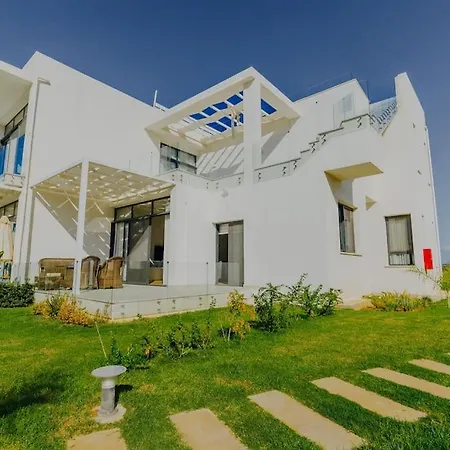 Modern Beachfront Getaway Διαμέρισμα