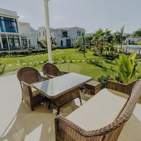 Modern Beachfront Getaway Διαμέρισμα *