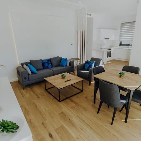 Modern Beachfront Getaway فاماغوستا