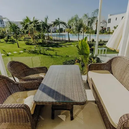 Modern Beachfront Getaway *